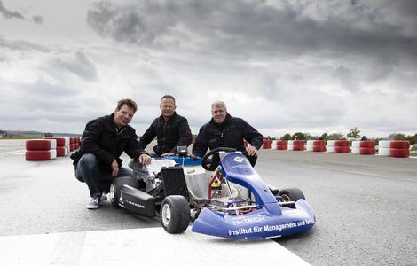 1.) Freude bei den 3 Projektpartnern über den neuen Weltrekord mit einem Elektro-Kart: (von links) Dr.-Ing. Ingolf Gröning (Geschäftsführer WITTENSTEIN cyber motor GmbH), Prof. Dr.-Ing. Gerd Terörde (Hochschule Osnabrück, Fakultät Management, Kultur und Technik) und Roland Wildi (Geschäftsführer H-Tech AG)