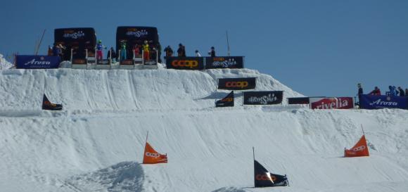 Skicrosser am Start während der Tour in Arosa, Schweiz / Bildnachweis: Wikipedia, Fotograf Andres Passwirth