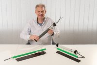 Ausbau des Solar-Programms: SELVE-Produktmanager Dork Wrobel präsentiert den neuen, stärkeren SE Solar-com mit 20 Newtonmeter (in Händen) samt dazugehörigem Produkt-Set (l.) sowie das bereits erfolgreich eingeführte, sich selbst versorgende Produktpaket mit 10-Newtonmeter-Motor (r.)