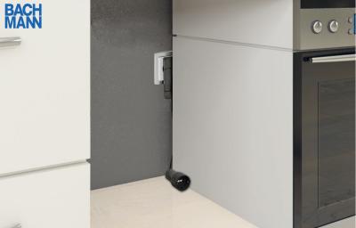 Steckdosen hinter Möbeln nutzen - Flachstecker und worauf Sie achten