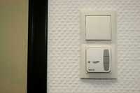 Der neue i-R Wall Send (ohne Unterputzdose) in Kombination mit einem bereits installierten Schalter