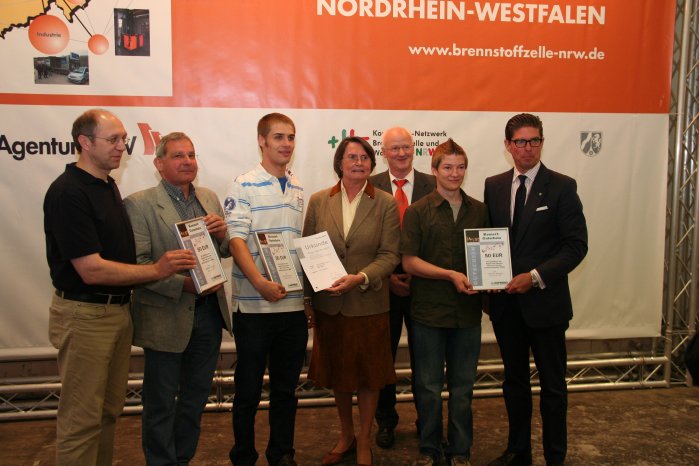 02_Das Siegerteam mit NRWWirtschaftsministerin Christa Thoben.jpg