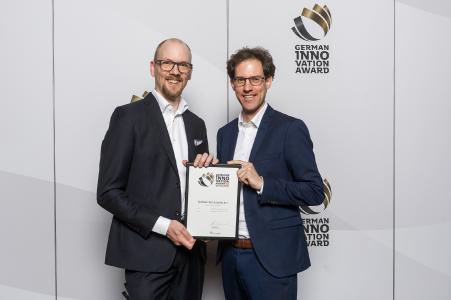 Dr. Markus Köster, Forschungs- und Entwicklungsleiter im Bereich Industrial Analytics (li.), und Tobias Gaukstern, Leiter der Business Unit Industrial Analytics (re.), nahmen stolz die Auszeichnung für die Softwarelösung in Berlin entgegen