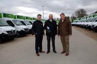 (Von links nach rechts): Christian Schult Fa. Renault Trucks,  Bernd Mundhenk,  Geschäftsführer Fa. Junge Fahrzeugbau, Johannes Diederichsen, Teamleiter Fahrzeugeinkauf, Fa. Europcar.  Foto: Monika Schröder/Renault Trucks nault Trucks Fahrzeugübergabe an Europcar
