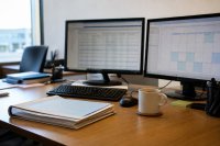 Bildschirmarbeitsplatz einer Finanzaufsicht mit Registerliste und Kalender