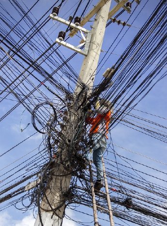 electrical-cable-mess-2654084_640.jpg