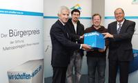 von links nach rechts: Dr. h.c. Manfred Lautenschläger (Vorsitzender Stiftungsrat Stiftung MRN), Daniel Morawek und Andrew Van Scoter (beide Social Meets Culture e.V. – Preisträger Kategorie 