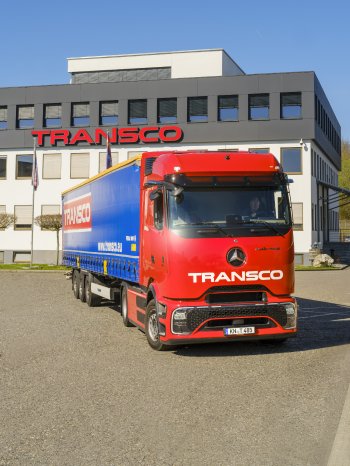 Elektro_Lkw_vor_TRANSCO_Gebäude.jpg