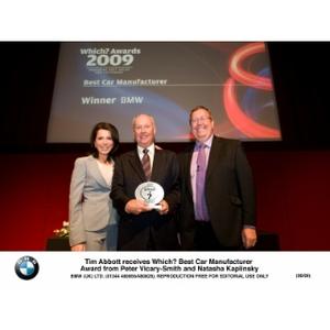 Tim Abbott receives Which? Best Car Manufacturer Award from Peter Vicary-Smith and Natasha Kaplinsky (06/2009)