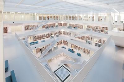 Blick vom Lesegaleriesaal, der Bücher- und Medienebene, auf das zentrale Oberlicht des Kernstücks der Bibliothek, dem "Bibliotheksherz" / Foto: GEZE