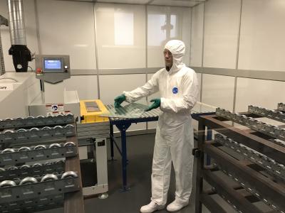 Blick ins Forschungslabor, Pilkington Group Limited, Lathom, UK