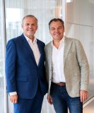 Andreas Engelhardt, persönlich haftender Gesellschafter Schüco International KG (links) und Lars Anders, Gründer der Asset Transformation GmbH (rechts). / Bildnachweis: Schüco International KG