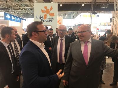 Bundesminister Peter Altmaier (r.) und ZENNER-Geschäftsführer Sascha Schlosser (l.) im fachlichen Austausch