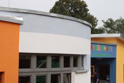 Kühle Flächen in Grau und Blau akzentuieren die warme Farbigkeit. Fotos: Caparol Farben Lacke Bautenschutz/Andrea Nuding