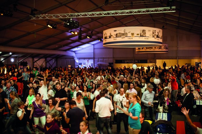 GEZE150_Jubil-Fam-Fest_Abend-Party-grZelt.jpg