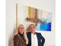 Jutta Gerber zeigt ihre Werke aktuell im IT-Systemhaus Heidelberg iT. Geschäftsführer Matthias Blatz begrüßte die Heidelberger Künstlerin zur Vernissage. Foto: jutta-gerber-acrylbilder.de