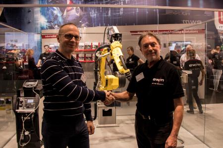 Die EWM AG beteiligt sich an der H. Euen GmbH, einem Systemhaus mit Komplettlösungen für die Roboter-Automation, Mechanisierung und Herstellung von Maschinenbaukomponenten für schweißtechnische Anwendungen. Das gaben Bernd Szczesny (rechts), Vorstandsvorsitzender der EWM AG, und Andreas Euen, Geschäftsführer der H. Euen GmbH auf der EuroBLECH bekannt.