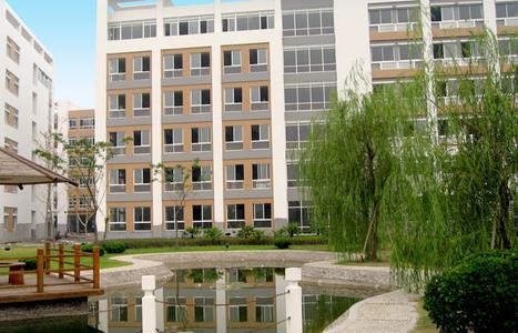 VITRONIC Machine Vision (Shanghai) Co. Ltd unter der Leitung von Geschäftsführer Dr. Xihan Qian bietet Beratung, Verkauf und Service zu den VITRONIC-Bildverarbeitungslösungen „Made in Germany“.