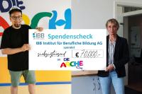 Das IBB unterstützt die „Virtuelle Arche“ mit 70.000 Euro. (li: Tim Rauchhaus, Regionalleiter Berlin „Die Arche“ / re: Bärbel Peters, Vorstandsvorsitzende IBB AG) – Foto: Die Arche/IBB