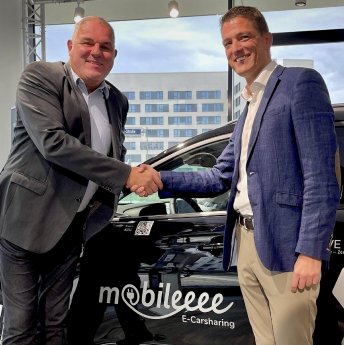 web_mobileeee CEO Michael Lindhof (links) heißt den neuen Co-Geschäftsführer Philipp Kaiser (rec.JPG