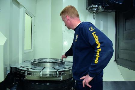 Image 1. Machining difficult materials reliably: the maintenance of jet engines makes particular demands on the clamping of drilling, milling, and tapping tools