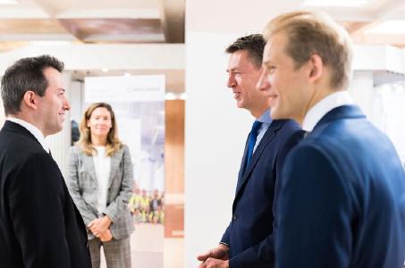 Balról jobbra: Ésik Róbert, a Nemzeti Befektetési Ügynökség (HIPA) elnöke beszélget Ines Kaindl asszonnyal, a SWISS KRONO GROUP igazgatótanácsának elnökével és Max von Tippelskirchhel, a SWISS KRONO GROUP marketingigazgatójával / © Attila Balázs / SWISS KRONO
