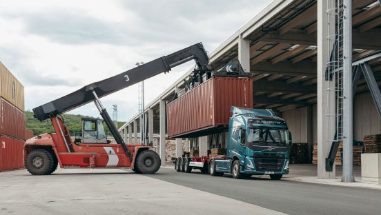 1860x1050-40A8493-FM-tractor-with-container.jpg