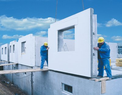 In modernen Betonwerken werden poraForm-Massiwandelemente nach Plan produziert und auf der Baustelle zum kompletten Haus montiert. Foto: Dennert Poraver GmbH