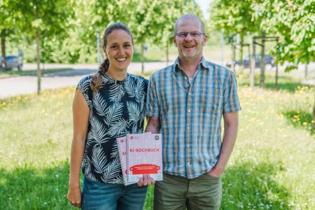 Sie haben das KI-Kochbuch entwickelt: Gero Szepannek, Professor für Statistik, Wirtschaftsmathematik und Machine Learning an der Hochschule Stralsund in der Fakultät Wirtschaft und Projektmitarbeiterin Rabea Aschenbruck.
