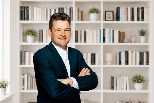 KF vor der Bücherwand_HDB.jpg