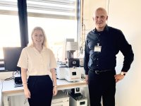 Alina Heihoff (links) nimmt das neue Rheometer von Dr. Andreas Schubert, Produktspezialist Rheometer bei Anton Paar, entgegen. (Foto: Michael Heilig, SKZ)