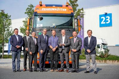 Vor dem siegreichen Volvo FH auf dem IAA-Außengelände von Volvo Trucks: Werner Bicker (3.v.l.); Jürgen Schwarzer (4.v.r.); Martin Lundstedt (3.v.r.); Joachim Fehrenkötter (2.v.r.); Christian Coolsaet (rechts)