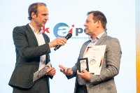 Dirk Jurleit von der GPSoverIP GmbH nimmt den Award für clickApoint entgegen.