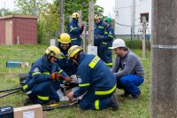 Unter Anleitung von WNG-Ausbildungsmeister Henning Hose (re.) trainieren die THW-Mitglieder der Fachgruppe Elektroversorgung die Kabel- und Freileitungsmontage