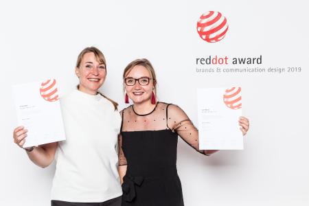 The Kurz designers Annie Kuschel and Julia König receiving their Red Dot Award, Photo: Red Dot