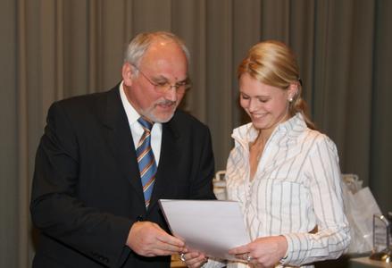 Kammerpräsident Walter Tschischka gratuliert der besten deutschen Orthopädiemechanikerin und Bandagistin, Sandra Fischer aus Mannheim, zu Ihrem ersten Platz im Leistungswettbewerb 2007