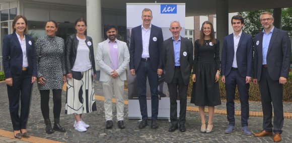 (von links nach rechts): Carmen Zillmer, ICV Geschäftsführung und Vorstandsmitglied; Prof. Dr. Nicole Jekel, Jury-Vorsitzende; Christina Keindorf, Jury-Mitglied; Ali-Rabab Qureshi, Gewinner ICV Newomer Award 2021; Prof. Dr. Utz Schäffer,Hochschul-Betreuer Masterand Qureshi; Ralf Leitermann, Praxis-Betreuer Masterand Qureshi; Helen Denninger, Award-Zweitplatzierte; Niklas Werle, Award-Drittplatzierter; Prof. Dr. Marko Reimer, Hochschul-Betreuer Niklas Werle