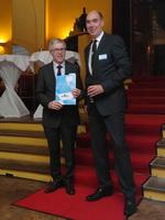 Dr. Christoph Heer, Sprecher des Arbeitskreises Automotive und Leiter der Arbeitsgruppe „Virtual Platforms“ übergibt das White Paper an Dr. Stefan Mengel, Leiter des BMBF-Referats „Elektronik und Autonomes Fahren“
