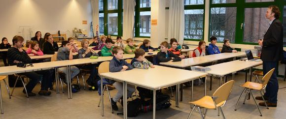 Schulkinder löchern Professor mit Fragen