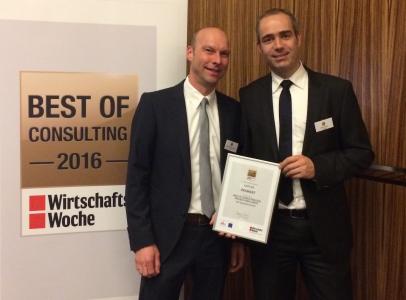 Matthias Schwarzenberg, Leiter Marketing und Kommunikation bei UNITY, und Dr.-Ing. Daniel Steffen, Partner bei UNITY, nach der Preisverleihung in Düsseldorf (v.l.n.r.)