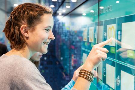 An einer riesigen Multi-Touch-Wall lösen die Jugendlichen selbstständig verschiedene Aufgaben. Foto: (c) Baden-Württemberg Stiftung gGmbH