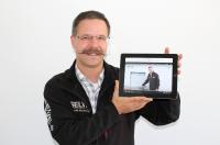 Filmischer Support, der jederzeit und überall abrufbar ist: Ob auf dem Tablet oder Smartphone – Guido Schildbach (SELVE Marketing) macht in sieben verschiedenen Videos vor, wie simpel sich commeo-Motoren installieren oder auch in verschiedene Kanäle einlernen lassen. Einfach auf www.selve.de anklicken und ansehen. Dieser praktische Service kommt bei Kunden bestens an (Foto: SELVE)