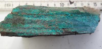 Abbildung 2. Foto eines Teils der Probe Y992012 mit 1,6 % Kupfer und 39,6 % Silber. Das grüne Mineral ist Malachit. Maßstabsleiste in Zentimeter