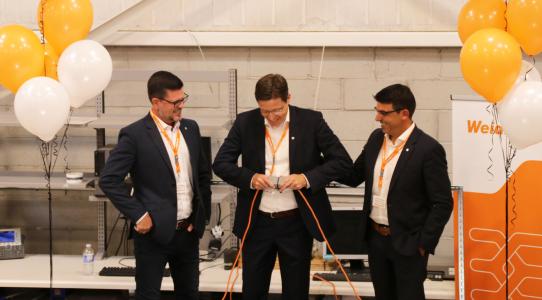 Durch die symbolische Öffnung eines Steckverbinders eröffnete Vertriebsvorstand Dr. Timo Berger (M.) gemeinsam mit Terry Hodgson, Verantwortlicher für die Region Amerika (li.), und Javi Richmond, Geschäftsführer von Weidmüller Canada (re.), das neue Gebäude in Kanada