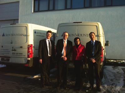 Von links: Der britische Generalkonsul Malcom Scott, Rüdiger Madrak (Iron Mountain Deutschland GmbH), Dagmar Wülknitz (NRW.INVEST GmbH), Ove Dokk (Iron Mountain Deutschland GmbH)