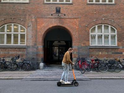 Donkey Republic e scooter rider (Bild: Donkey Republic)