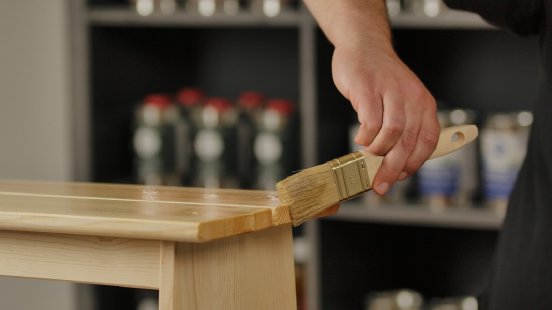 oli-natura-hartwachsoel-verarbeitung-holzmoebe.jpg