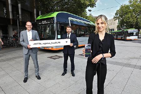 Ulf-Birger Franz, Dr. Volkharst Klöppner und Elke van Zadel zeigen wie das WLAN im Bus ab sofort funktioniert. (Foto: Florian Arp)