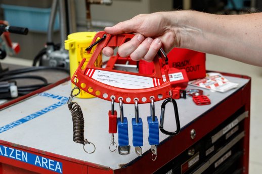 10135-lockout tagout carrier can hold 12 padlocks.jpg
