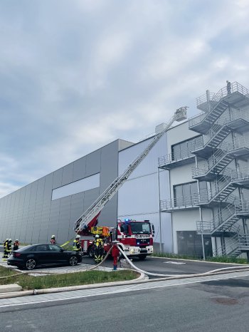 Angenommene Lage bei der Großübung war der Brand einer Lagerfläche, der sich bis ins Hochregalla.JPG